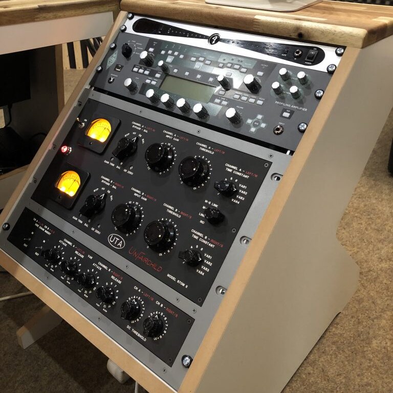UTA Unfairchild 670 MKII eingebaut im Rack neben dem Kemper Profiler