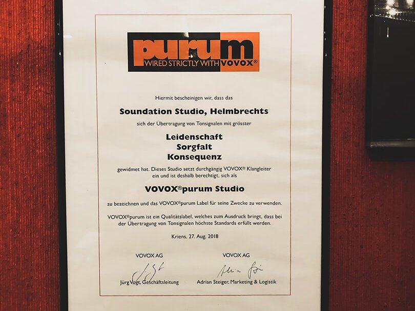 VOVOX Purum Zertifikat hängt im Soundation Studio aus